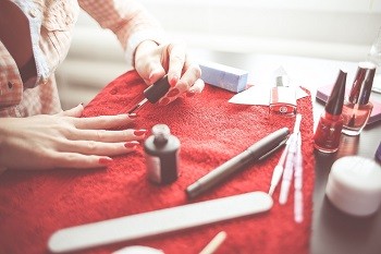 Jak bezpiecznie usunąć manicure tytanowy z paznokci?