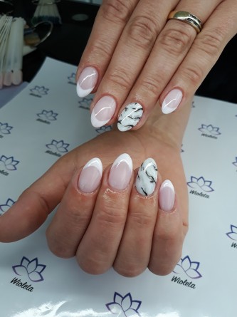 paznokcie tytanowe - marmurkowy francuski manicure