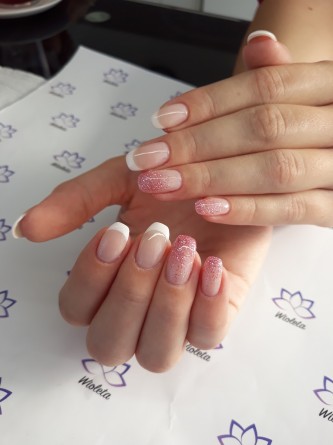 paznokcie tytanowe - francuski manicure, różowe złoto