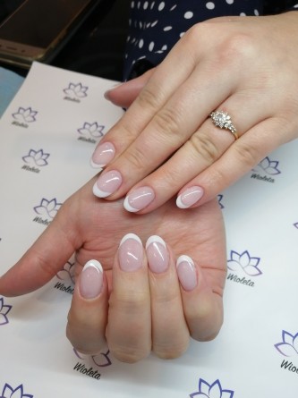 paznokcie tytanowe - manicure francuski, owalne