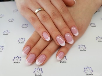 paznokcie tytanowe - french manicure