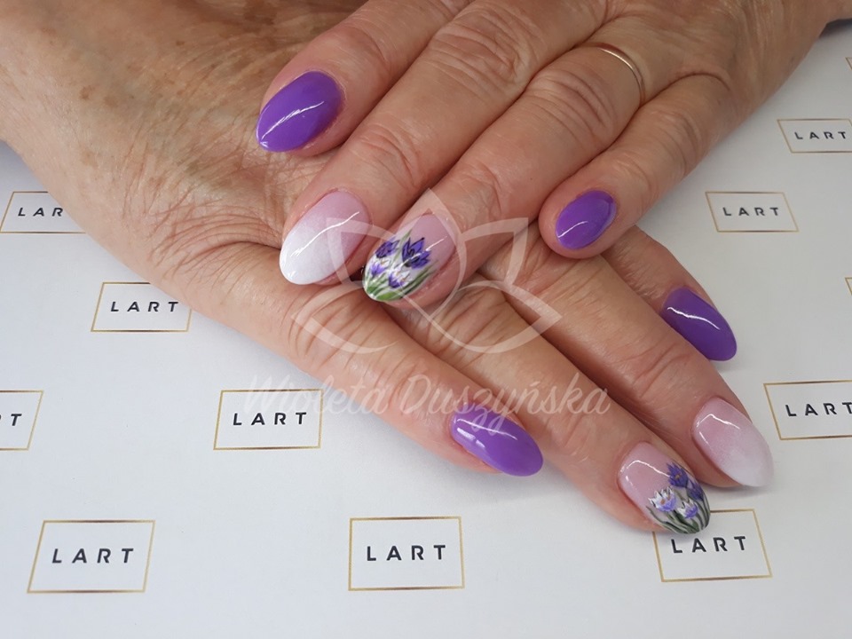 paznokcie tytanowe - kwiaty w fiolecie