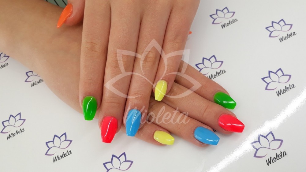 paznokcie tytanowe - rainbow nails